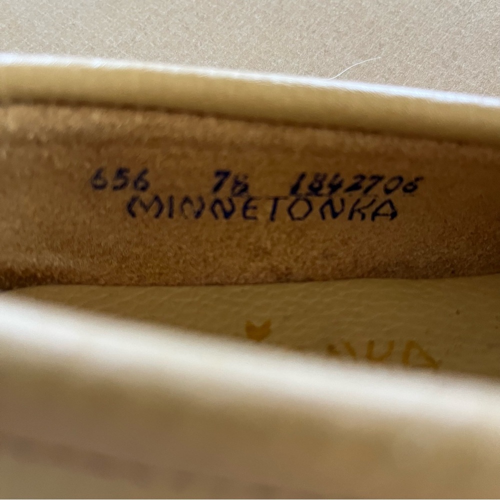 Minnetonka Tan / Beige Smooth Leather Moccasins w/ Beaded Thunderbird Design 7.5 - Picture 5 of 9